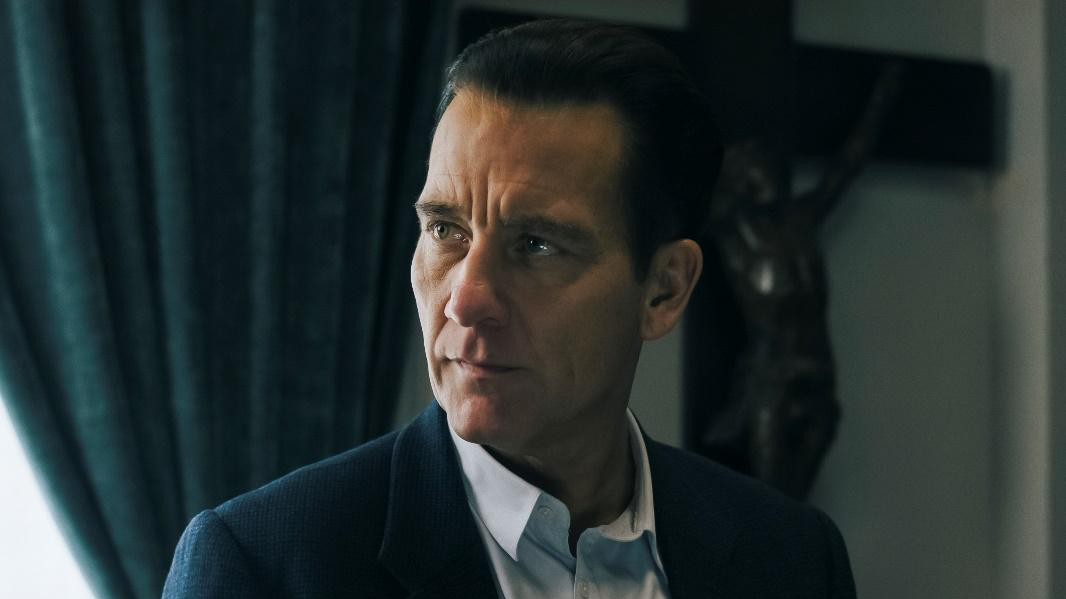  Clive Owen as Sam Spade in Monsieur Spade. 