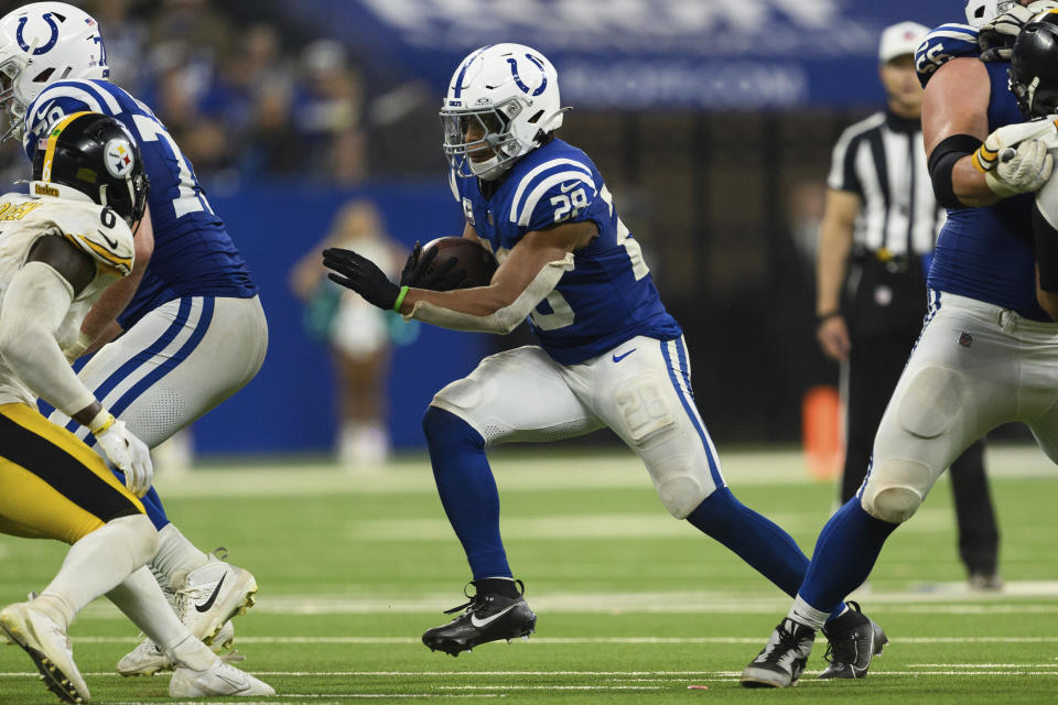 Indianapolis Colts berlari kembali Jonathan Taylor (28) berlari di tengah selama pertandingan sepak bola NFL melawan Pittsburgh Steelers, Minggu, 29 September 2024, di Indianapolis. Colts mengalahkan Steelers 27-24. (Foto AP/Zach Bolinger)