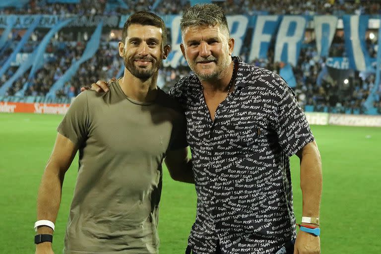 Pechito López, declarado simpatizante de Belgrano, recibiendo el homenaje, antes de un partido