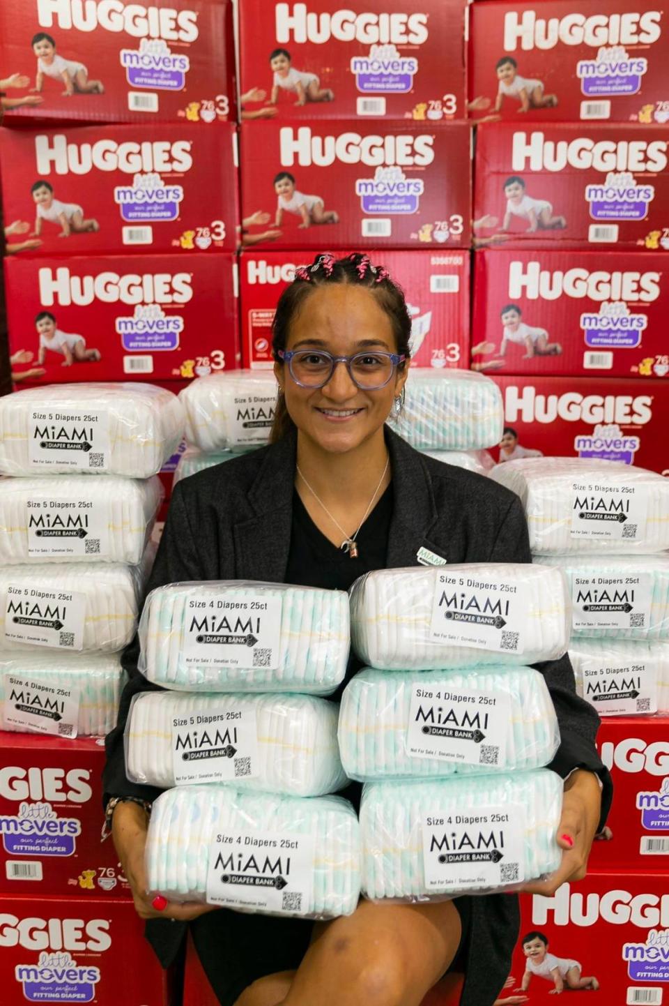 La directora ejecutiva de Miami Diaper Bank, Gabriela Rojas, explica la importancia de recibir donaciones de pañales para seguir ayudando a las familias más necesitadas del Sur de la Florida. Agosto 17, 2022. Hialeah, Florida