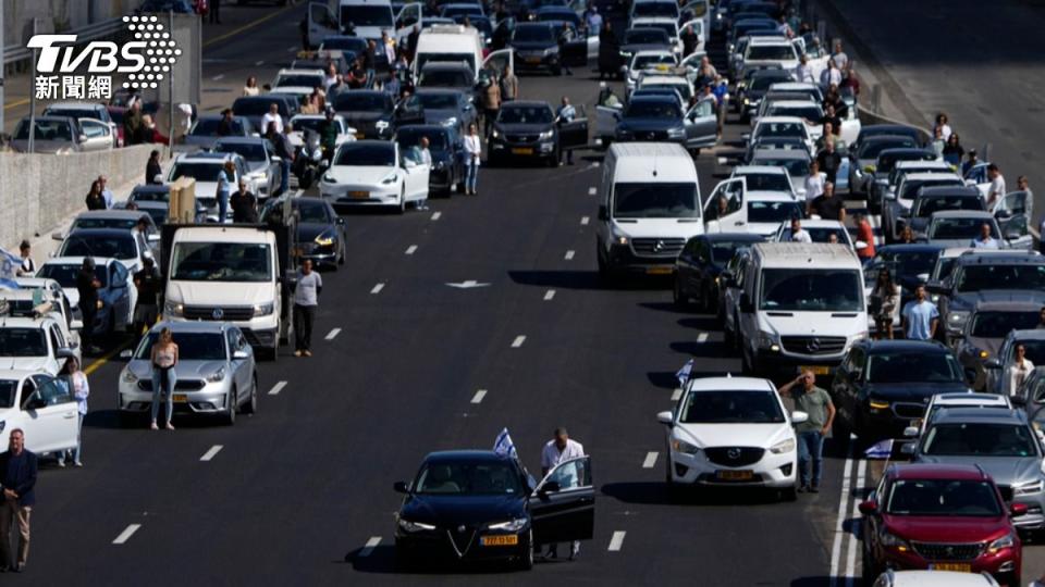 以色列民眾紛紛走下車，進行默哀。（圖／達志影像美聯社）