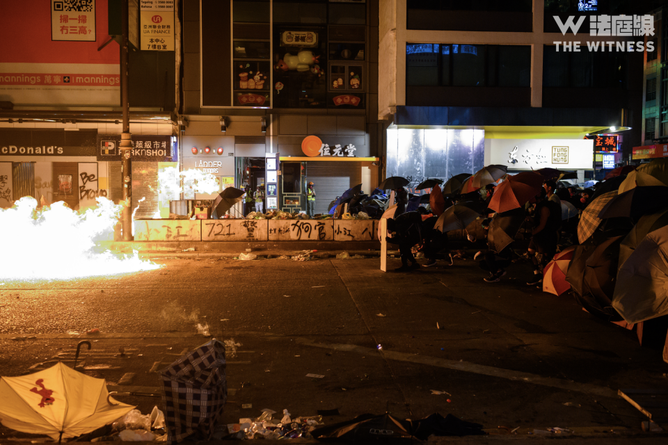 2019 年 11 月 18 日，示威者發起油麻地「圍魏救趙」，築起傘陣與警方對峙。