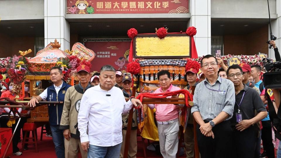 ▲大甲媽祖遶境回鑾今早進入明道大學校園，由林博文代理校長率領一級主管於校門恭迎媽祖聖駕，在鼓獅團及鳳陽花鼓團的陪同下，由顏清標董事長與林博文代理校長共同抬轎迎接媽祖進駐校園。（記者林明佑翻攝）