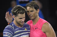 Dominic Thiem (izquierda) recibe la felicitación de Rafael Nadal tras su victoria en los cuartos de final del Abierto de Australia, el miércoles 29 de enero de 2020. (AP Foto/Andy Brownbill)