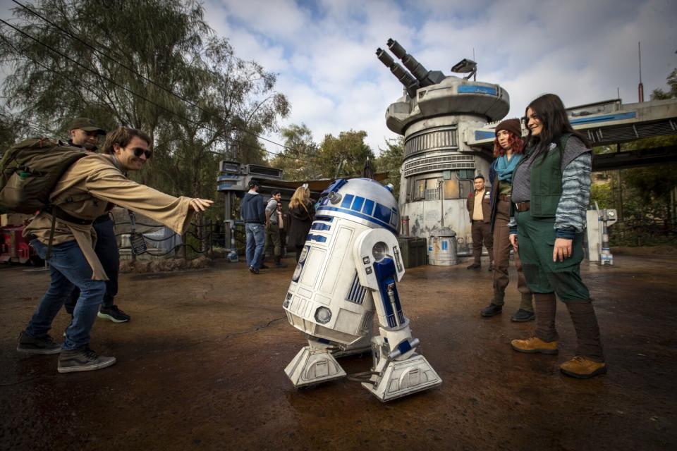 R2D2 y miembros de la Resistencia interactúan con miembros de los medios