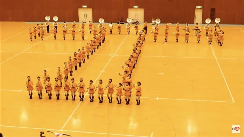 橘色惡魔展現最招牌的花式走位及邊跳舞邊吹奏的技巧，影片突破1300萬的點閱。（圖／翻攝自Eu Tuba YouTube）