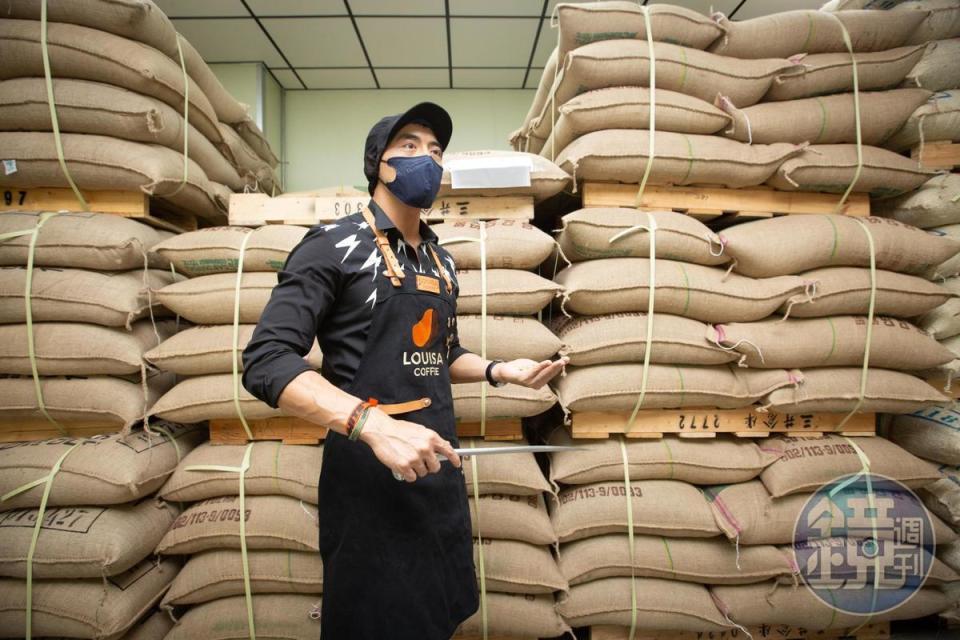 黃銘賢請獵豆師在中南美洲幫忙尋豆，供應超過20種莊園咖啡豆，種類為業界之最，帶起平價精品咖啡風潮。