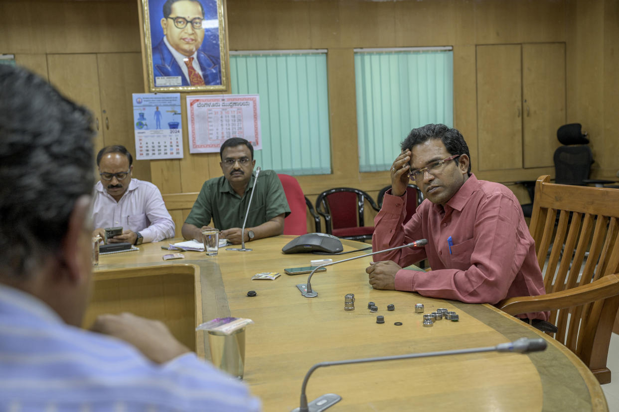 Ram Prasath Manoharam, a la derecha, presidente del consejo local de agua, durante una reunión en su oficina de Bengaluru, India, el 19 de marzo de 2024. (Atul Loke/The New York Times)
