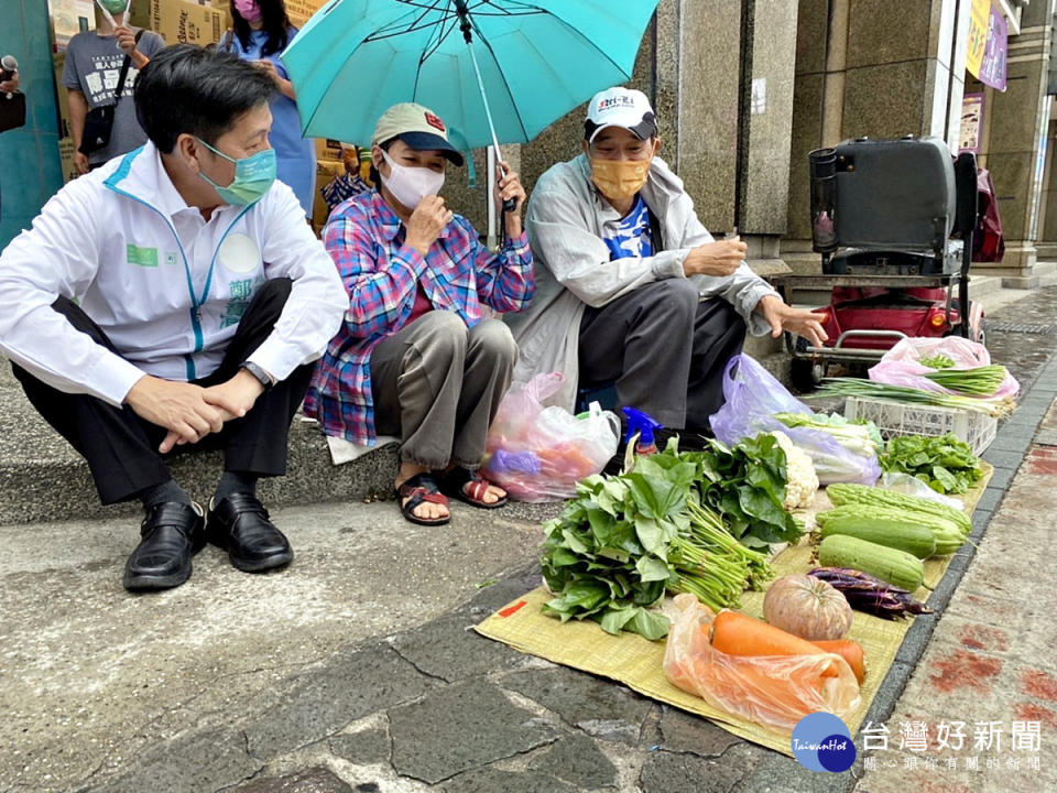 扛大雨掃市場拜票發文宣        鄭寶清：用最誠意的方式動員