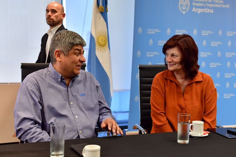 Pablo Moyano junto a la ministra de Trabajo, Raquel Kelly Olmos, el día que se firmó la paritaria de los camioneros