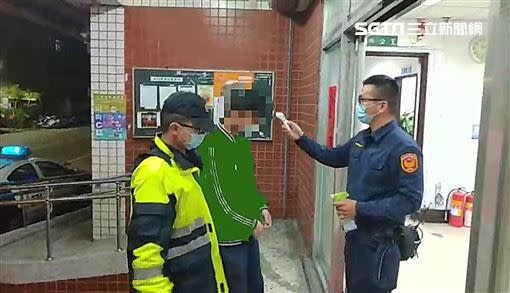 警方將柯男帶回偵辦。（圖／翻攝畫面）