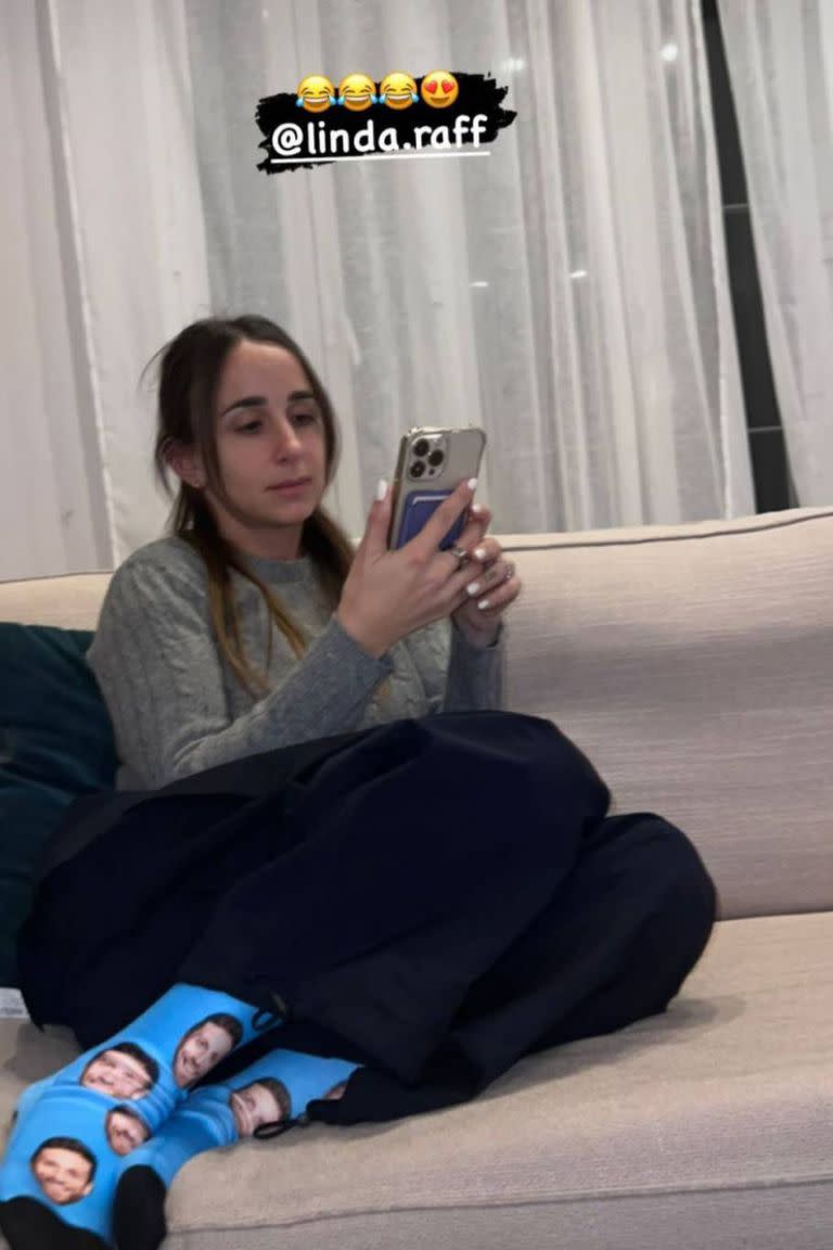 Papu Gómez subió a sus historias de Instagram una foto de su mujer, Linda Raff, en la que ella luce unas medias muy particulares