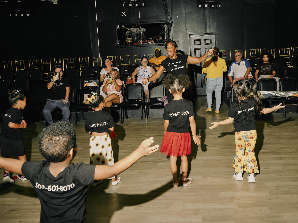 Yisel Buron Casas, en el centro, productora de televisión, en casa con su familia en Louisville, Kentucky, el 1 de julio de 2023. (David Cabrera/The New York Times)
