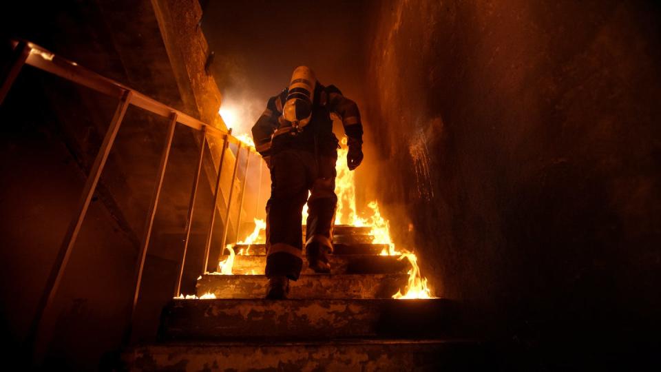 <a href="https://www.shutterstock.com/es/image-photo/strong-brave-firefighter-going-stairs-burning-678730525" rel="nofollow noopener" target="_blank" data-ylk="slk:Gorodenkoff/Shutterstock;elm:context_link;itc:0;sec:content-canvas" class="link ">Gorodenkoff/Shutterstock</a>