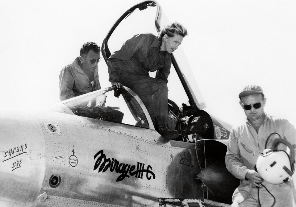 <p>« Elle est le symbole des femmes qui veulent faire des métiers d’hommes ! Jacqueline Auriol est la première femme pilote d’essai française. Le 22 juin 1959, elle bat le record de vitesse sur un Mirage. Un challenge pour cette femme qui dix ans auparavant fut victime d’un accident d’avion. Défigurée, elle subira pas moins de vingt opérations en deux ans. Son courage et son obstination lui permettront de se remettre à piloter. »</p><br>