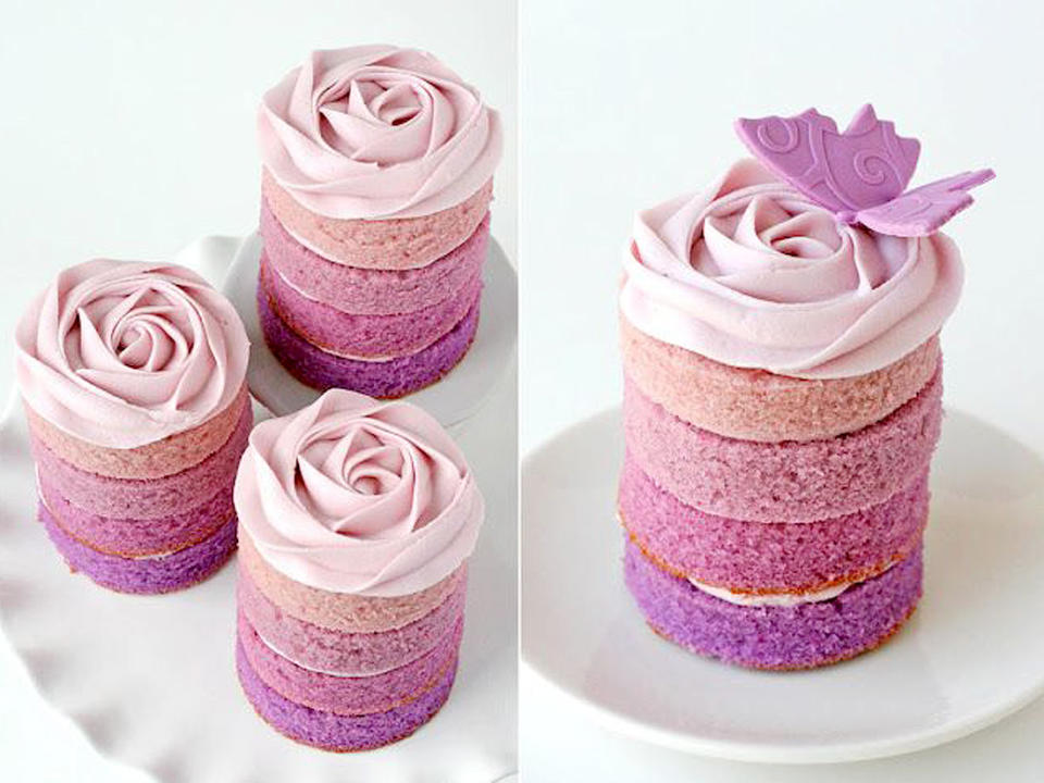 <p>Pourquoi toujours préparer des gâteaux monumentaux ? Trop chou les petites génoises colorées, parfaitement empilées les unes sur les autres et surmontées de glaçage en forme de fleur. Le rose cake violet parfait.</p><p> Découvrez la <a href="https://www.elle.fr/Elle-a-Table/Recettes-de-cuisine/Recette-rose-cake-2880976" rel="nofollow noopener" target="_blank" data-ylk="slk:recette rose cake;elm:context_link;itc:0;sec:content-canvas" class="link ">recette rose cake</a><br>Plus d’infos sur le <a href="https://www.glorioustreats.com/2012/05/purple-ombre-mini-cakes.html" rel="nofollow noopener" target="_blank" data-ylk="slk:rose cake violet;elm:context_link;itc:0;sec:content-canvas" class="link ">rose cake violet</a></p><br>