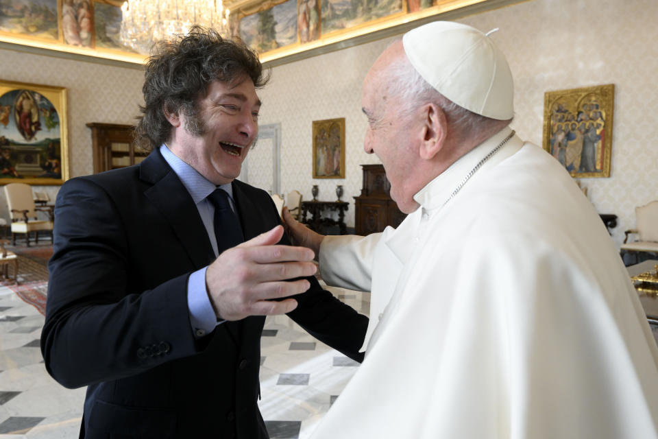 En esta imagen distribuida por la prensa del Vaticano, el presidente argentino Javier Milei (izquierda) saluda al papa Francisco a su llegada para una audiencia privada, el lunes 12 de febrero de 2024, en el Vaticano. (Vatican Media vía AP, HO)