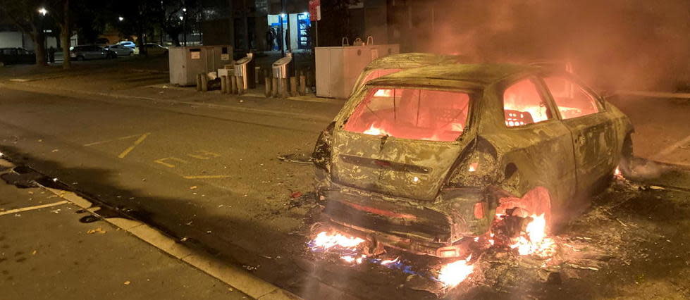 Le quartier de Perseigne, où se sont produites ces violences, avait retrouvé son calme mercredi matin, mais les carcasses d'un véhicule utilitaire et d'une voiture brûlés fumaient encore vers 10 h 30.
