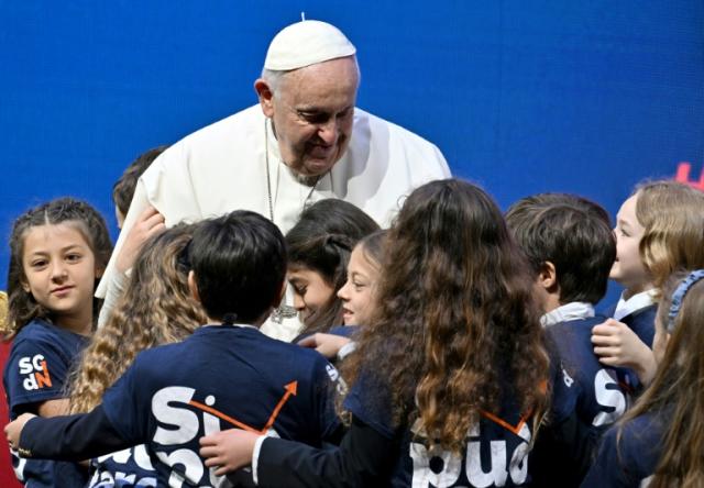 Papa Francisco saúda crianças durante a conferência sobre natalidade na Itália, em 12 de maio de 2023, em Roma