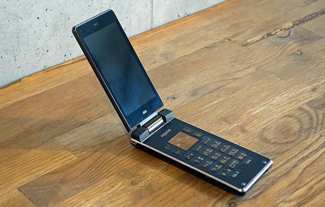 Flipping genius? Japan is getting a new flip phone/smartphone  hybrid【Photos】