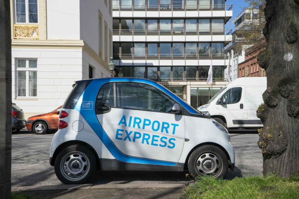 <p>Im März übernahm der Daimler-Konzern die restlichen Anteile an seiner Carsharing-Tochter Car2Go in Europa komplett. Die Stuttgarter kauften die übrigen 25 Prozent, die bisher beim französischen Unternehmen Europcar lagen. Damit wurde ein nächster Schritt zu einer möglichen Fusion mit dem bisherigen Konkurrenten DriveNow von BMW vollzogen. Wie im Dezember bekannt wurde, dürfen Daimler und BMW eine gemeinsame Firma für Mobilitätsdienste gründen. Am Ende könnte eines der weltweit größten Angebote zum Mieten, Parken und Aufladen von Fahrzeugen stehen. (Bild: Getty Images) </p>