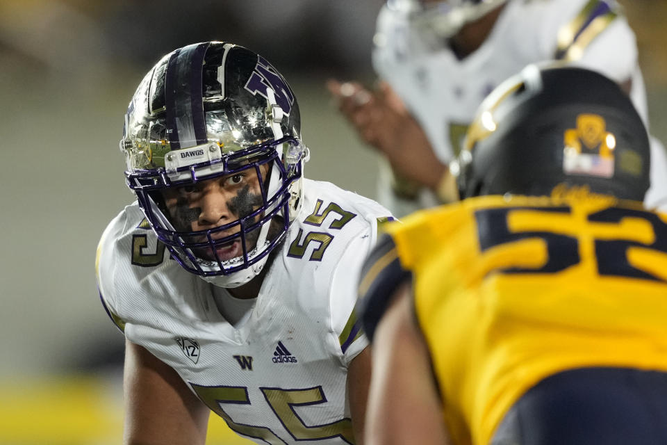 Oct 22, 2022; Berkeley, California, USA; Washington Huskies offensive lineman Troy Fautanu (55) prepares to block California Golden Bears linebacker Braxten Croteau (52) during the third quarter at FTX Field at California Memorial Stadium. Mandatory Credit: Darren Yamashita-USA TODAY Sports