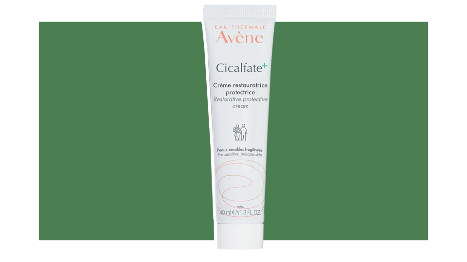 Help mend a compromised skin barrier with the Avène Cicalfate+ Restorative Protective Cream.