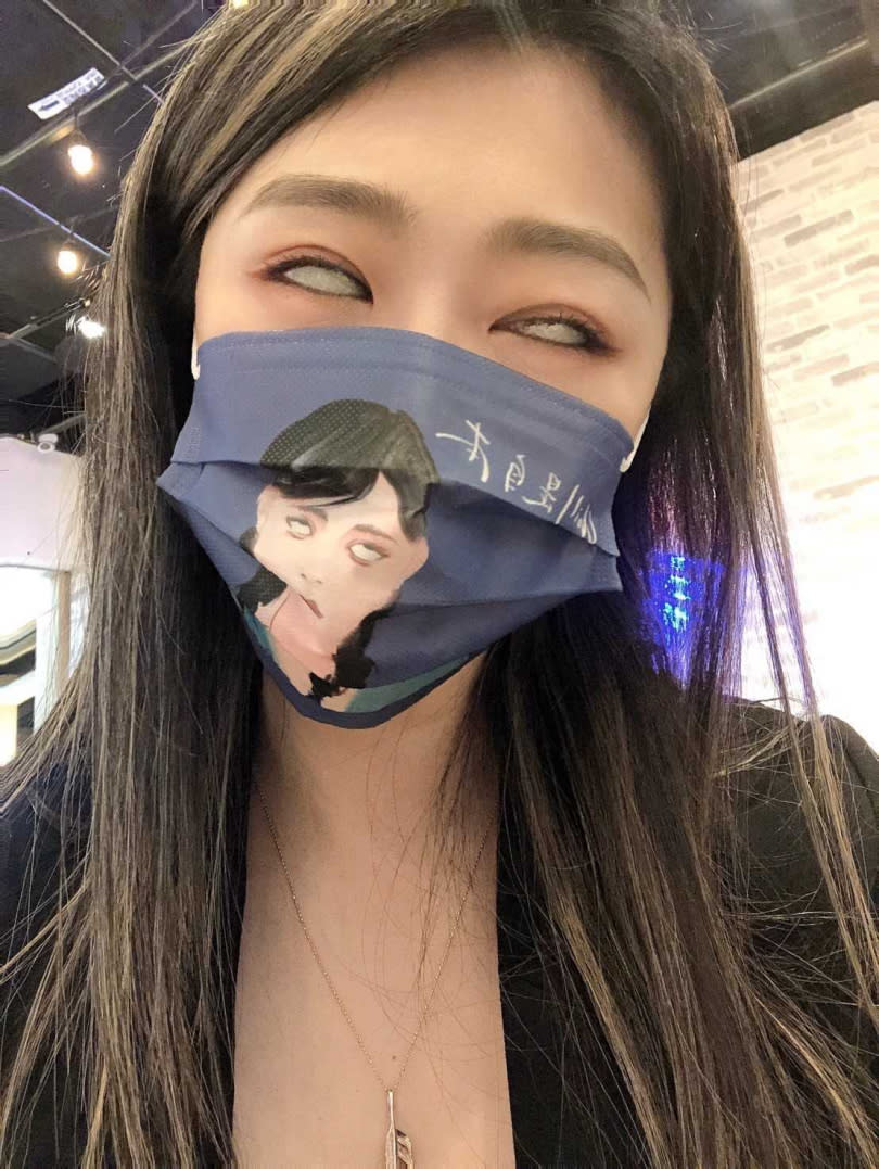   為了這次台北開唱，曹雅雯特別準備了自己招牌的「翻白眼」表情口罩要送給每位的歌迷。  