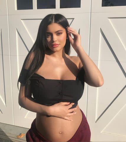 Kylie Jenner posing for a photo while pregnant.