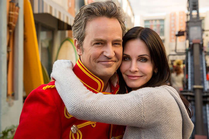 Mathew Perry con su compañera Courteney Cox