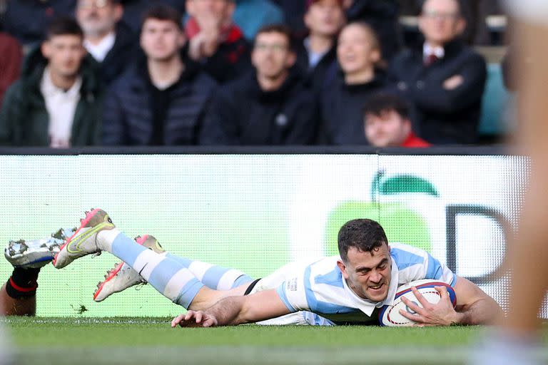 Emiliano Boffelli apoya su try, el primero de la Argentina