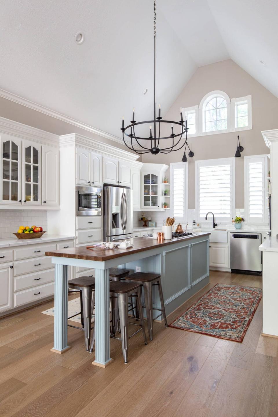 12 Great Paint Colors for Kitchen Islands