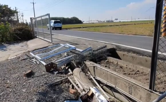 蔡啟芳表示，為了閃車不慎開到水溝導致翻覆。（圖／東森新聞）