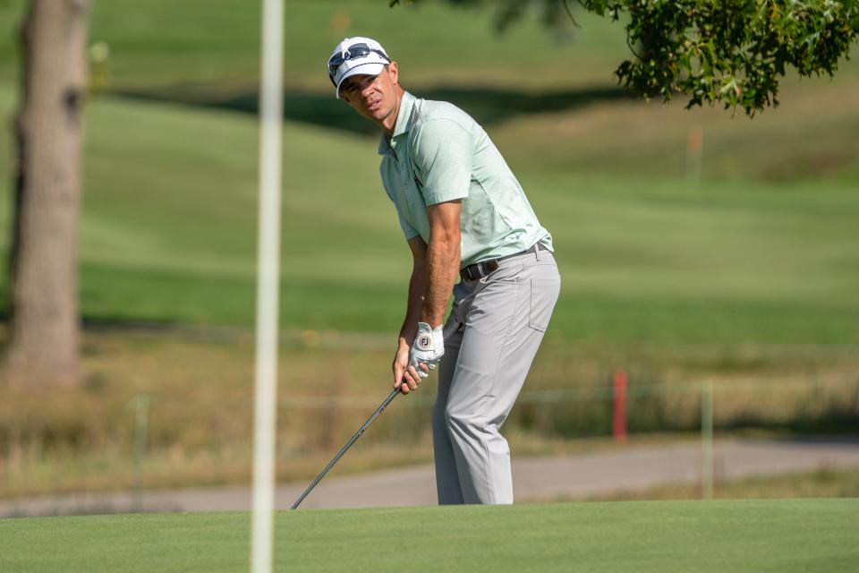 21. September 2023;  Columbus, Ohio, USA;  Carter Jenkins schlägt den Ball während der Nationwide Children's Hospital Championship auf Loch 8 auf das Grün.