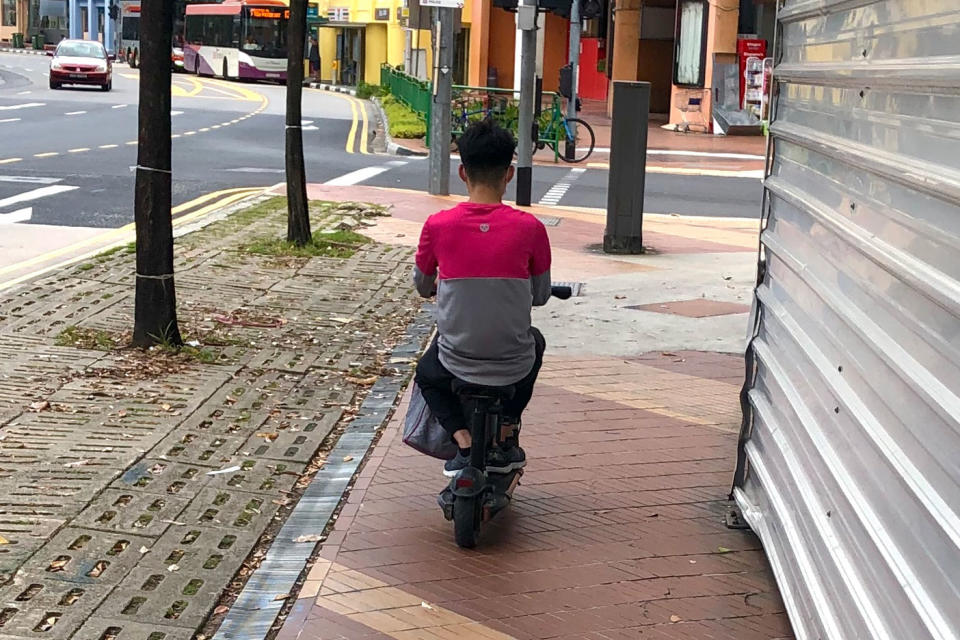 A Foodpanda delivery rider seen on an e-scooter while travelling along a footpath. (PHOTO: Dhany Osman / Yahoo News Singapore)