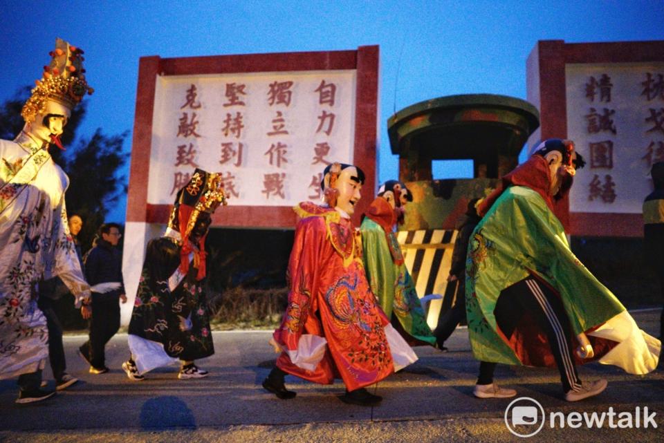 農曆十三夜，東莒熾坪境福德宮舉行繞境，由於人力短缺，一些戍守在東莒的阿兵哥義務協助，他們鑽進神偶的骨架裡扛著眾仙童遶境。   圖：張良一/攝