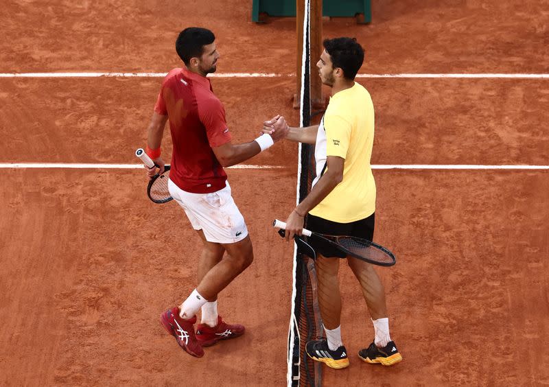 El serbio Novak Djokovic estrecha la mano del argentino Francisco Cerundolo tras ganar su partido de cuarta ronda en Abierto de Francia, Roland Garros, París, Francia