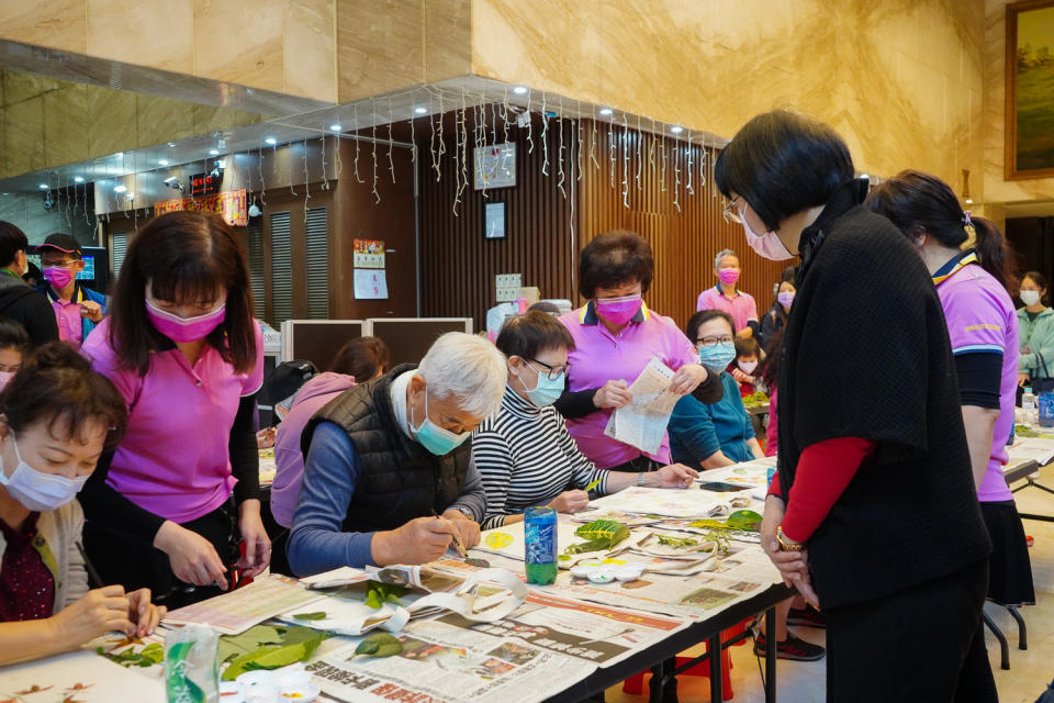 社區志工個別進行教學讓參加民眾都能玩得開心愉快。   圖：林口區公所提供