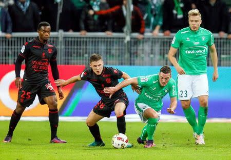 Football Soccer - St. Etienne v Nice - French Ligue 1 - Geoffroy Guichard stadium, Saint-Etienne, France - 20/11/2016. St. Etienne's Nolan Roux (center R) in action against Nice's Olivier Boscagli (center L). REUTERS/Robert Pratta