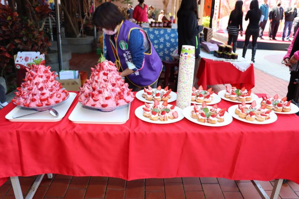 苗栗縣大湖地區農會二十六日上午在大湖酒莊廣場舉辦2022大湖草莓農村亮點推廣活動，有歌有舞，免費提供品嚐水果，熱鬧滾滾。<br />　（記者謝國金攝）。