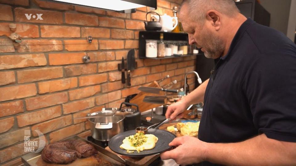 Tiefenentspannt richtet Gero seinen Hauptgang an: Hirschrücken mit Kartoffelpüree und Rosenkohl.
 (Bild: RTL)