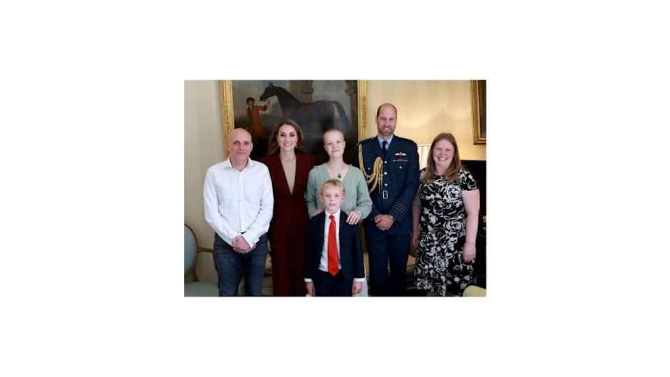 Prince William and Kate posing with Liz, her brother Mateo and parents Aaron and Vicky Robayna