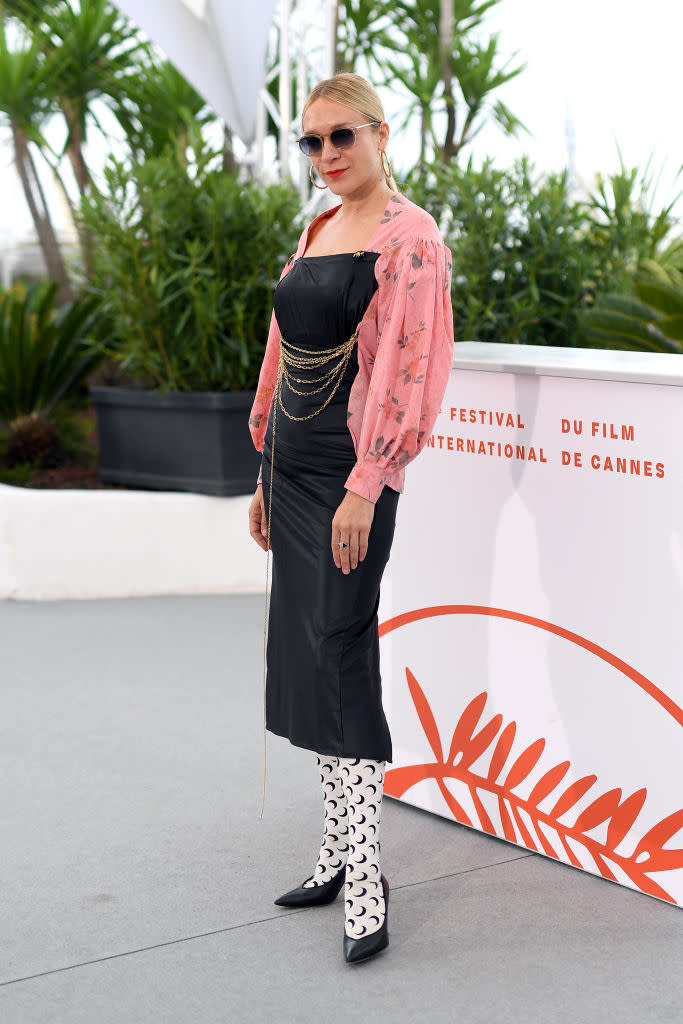 Lors du photocall des "Réalisateurs Des Courts Métrages En Compétition", Chloë Sevigny a encore prouvé qu’elle avait un style très personnel. L’actrice américaine a osé un mélange très intrépide : collant blanc à motifs géométriques, robe droite noire et chemisier rose fleuri retenu par des chaînes de longueur différente. Spécial, non ?