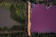 <p>Août. Au Paraguay, une lagune devient violette à cause de déchets polluants</p>