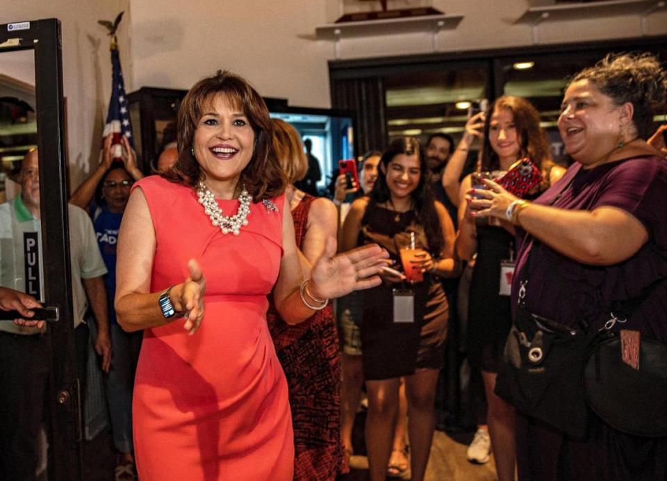 La senadora estatal de la Florida Annette Taddeo celebra con sus partidarios en el Coconut Grove Sailing Club en Miami después de derrotar al comisionado de la Ciudad de Miami Ken Russell en las elecciones primarias demócratas para desafiar a la titular republicana María Elvira Salazar para representar al Distrito Congresual 27 de Florida, el martes 23 de agosto de 2022.