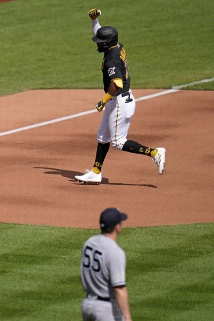 Pirates take advantage of a fortunate bounce to slip by Yankees 3