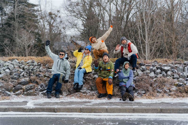 左起姚元浩、吳映潔、浩子、張立東、莎莎、郭泓志前進日本輕井澤。（圖／好看娛樂提供）