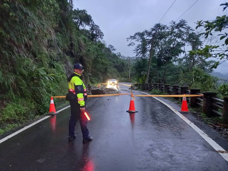 嘉義縣山區7日下午大雷雨，造成番路鄉境內嘉130線4.5公里處大量落石，道路中斷無法通行，警方已於現場交管，通知相關業管單位派員到現場搶通作業。（圖／嘉義縣警察局提供）




