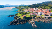 <p>Mundaka, de unos 2.000 habitantes, es una de las joyas de la costa vizcaína y un lugar ideal para los apasionados del surf. Se encuentra en plena Reserva de la Biosfera de Urdabai, un espacio natural de 12 kilómetros de arenales y marismas. (Foto: Getty Images).</p> 