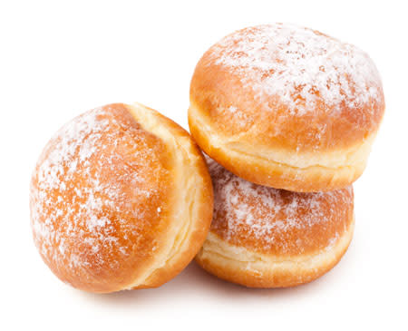 <b>Les beignets</b><p> Les beignets sont en général bien gras, et ils sont très riches en glucides... A favoriser donc avant un effort physique intense (tournoi effréné de beach volley ?). Un beignet nature, c'est environ 400 Kcal pour 100gr, je vous laisse donc envisager le nombre de calories contenues dans un beignet fourré au chocolat... Mais c'est tellement bon ! A ne pas consommer de manière quotidienne...</p>